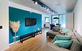 Urban Retreat Elegant Modern Apartment With Balcony In Villa Del Parque